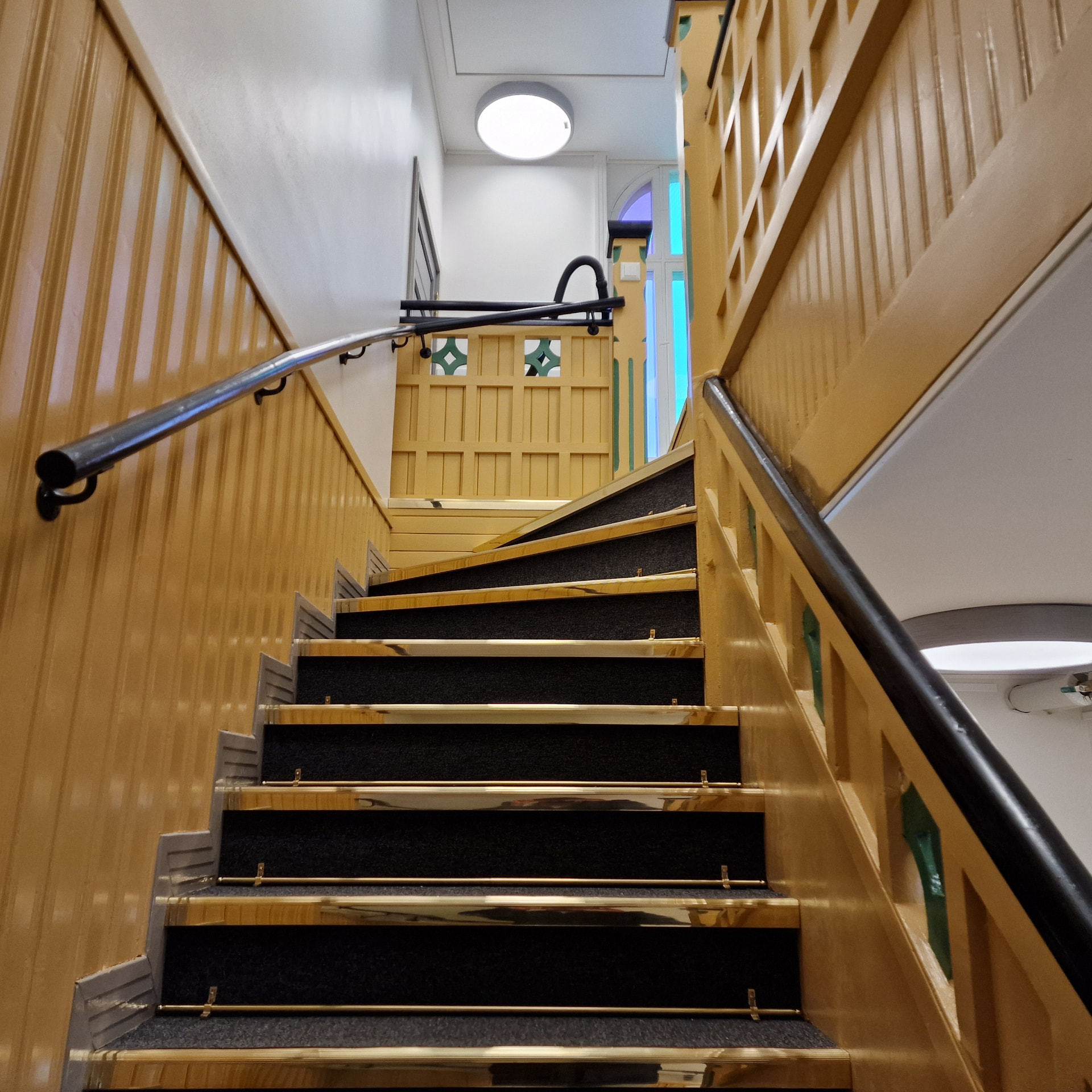 Aatos, kunnostettu porrashuone puupanelointeineen