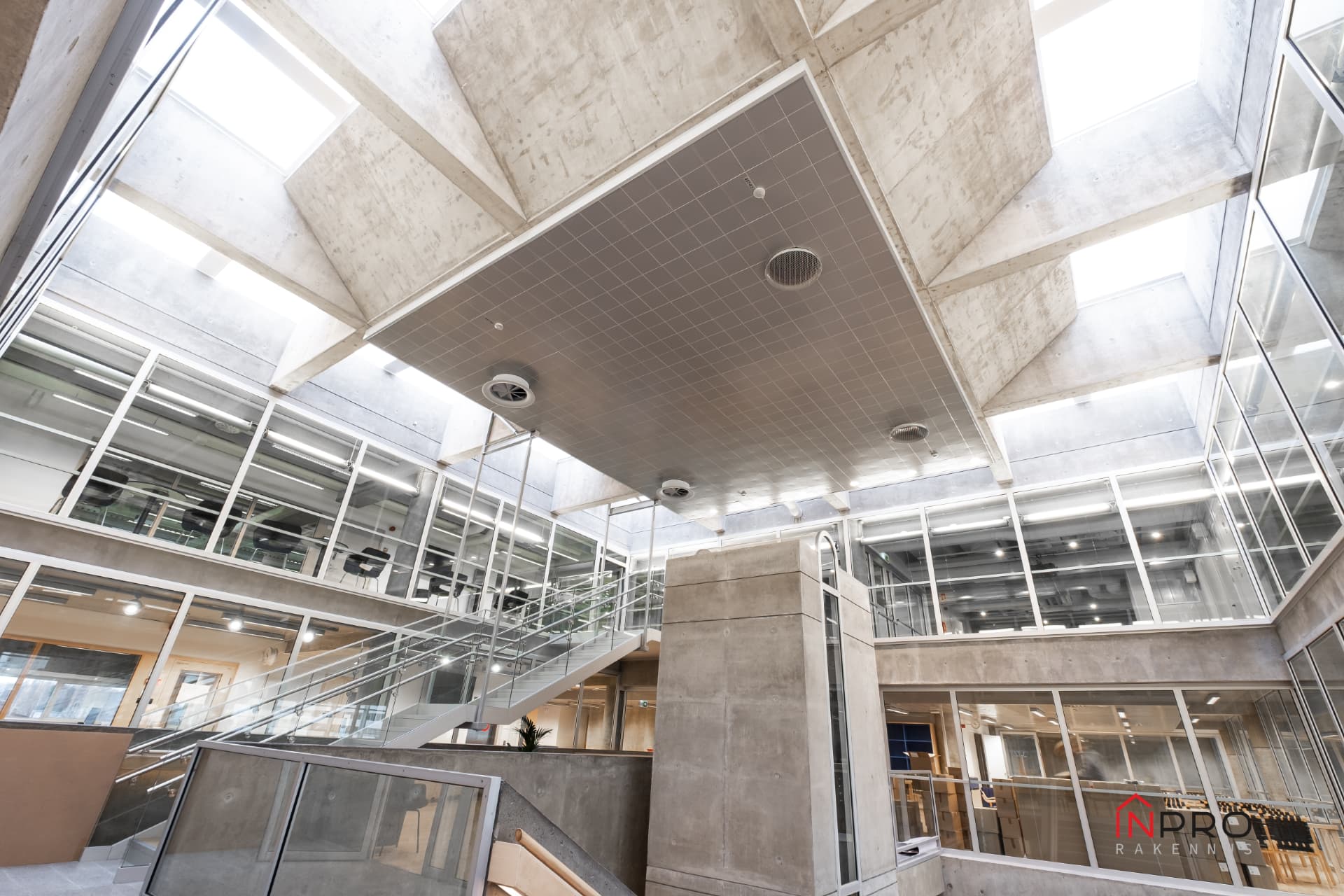 Oulun pääkirjasto, aula ja avara alakattopinta betonipalkkien välissä