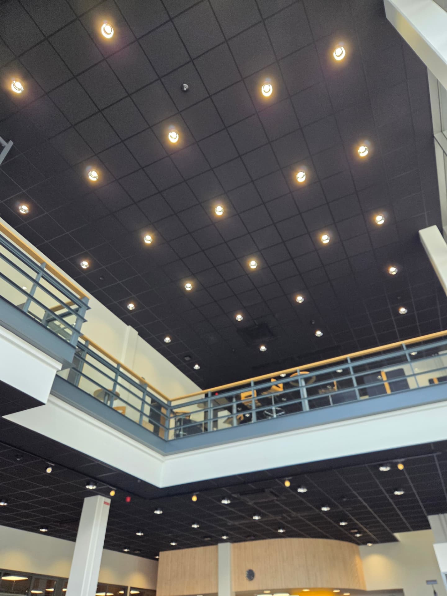 Ponsse, Vieremä, kaksikerroksinen aula ja alakatto downlight-valoilla
